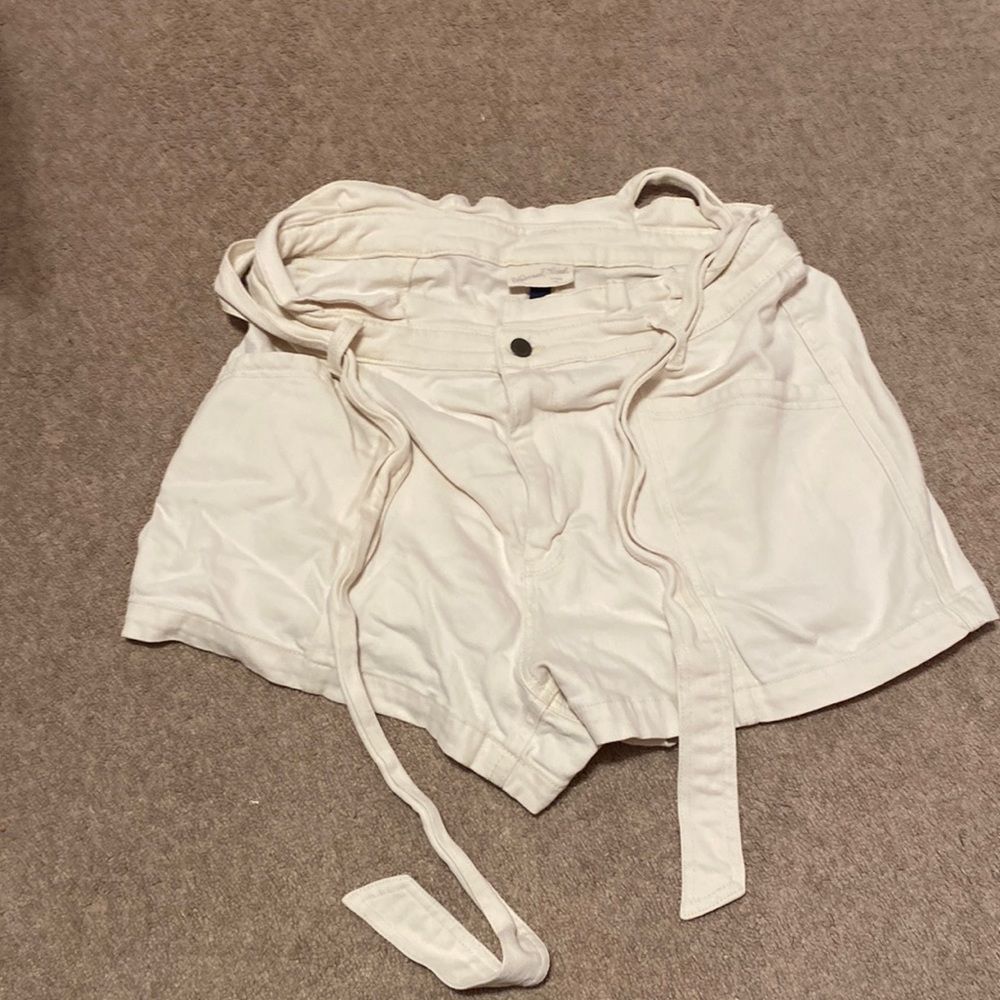Khaki tie shorts with ruffle top